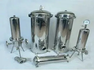 Boîtier de filtre avec cartouche filtrante plissée pour la filtration liquide et à l'air